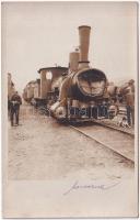 Lavochne, Lawotschne, Lavocsne, Lawoczne; railway station with damaged locomotive, after a railway accident / vasúti katasztrófa utáni sérült gőzmozdony. photo