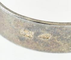 Ezüst (Ag) gyűrű faragott csonttal ékítve, kopott, jelzett, m: 63 bruttó: 7g