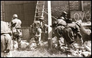 Légós katonák vegyvédelmi felszerelésben egy óvóhelynél, 6 kocka kisfilm negatív