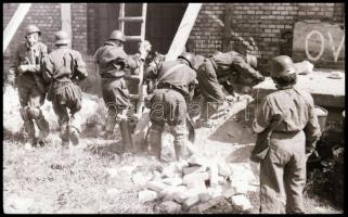 Légós katonák vegyvédelmi felszerelésben egy óvóhelynél, 6 kocka kisfilm negatív