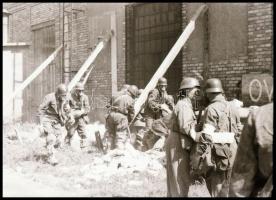 Légós katonák vegyvédelmi felszerelésben egy óvóhelynél, 6 kocka kisfilm negatív