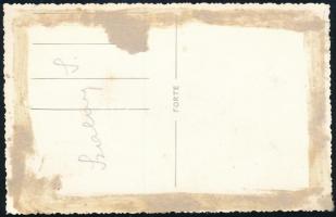 Kisdobos és úttörő egyenruhás fiatalok, színezett fotó, 13,5×8,5 cm