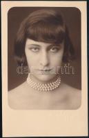 cca 1920 Fiatal hölgy gyöngysorral, fotólap Szilágyi budapesti műterméből, 13,5×8,5 cm