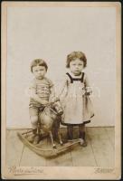 cca 1910 Kislány és kisfiú hintalóval, keményhátú fotó Vörös és Társa abonyi műterméből, 16×11 cm