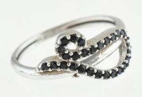 Ezüst(Ag) apró fekete kövekkel díszített gyűrű, jelzett, méret: 53, bruttó: 1,8 g