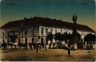 Érsekújvár, Nové Zámky; szálloda, Szentháromság szobor. Vasúti levelezőlapárusítás 20-1918. / hotel, Trinity statue (EK)