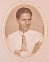 cca 1940 Angelo (1894-1974): Férfiportré, kartonra kasírozott fotó, jelzett, 23×17 cm