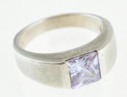 Ezüst(Ag) gyűrű lila kővel, jelzett, méret: 51, bruttó: 3,8 g