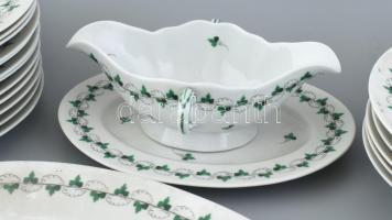 Herendi 1944 petrezselyem mintás hiányos étkészlet. 12db lapostányér, 1 db mártásos tál aljával, 3db...