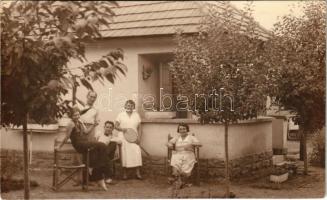 1935 Agárd, teniszek a villa kertjében. photo