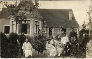 1918 Törökkanizsa, Nova Kanjiza, Novi Knezevac; családi kép a villa kertjében / family photo in the villa garden