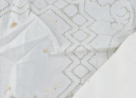 Régi hímzett terítő, 82x82 cm + fehér damaszt abrosz, 120x120 cm