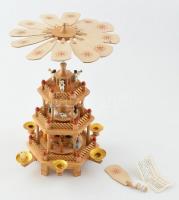 Német karácsonyi forgó piramis, karácsonyi dekoráció, gyertyatartókkal (a gyertyák hőjének hatására ...