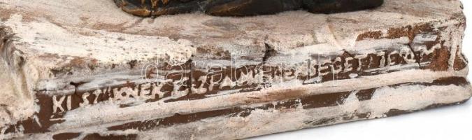 Szabolcs Péter (1942-): Az építészet allegóriája. Bronz. Kerámia talapzaton Vörösmarty idézettel 20x...