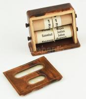 Asztali öröknaptár, kopásokkal. Mechanikus, aranyozott bőr borítással 10x9 cm