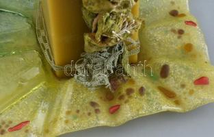 Anyagában színezett üveg asztali tál gyertyával, kis kopásnyomokkal, 21×21 cm