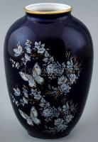 Virág és pillangómintás román porcelán váza, matricás, jelzett, kopásnyomokkal, m: 19 cm
