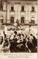 Budapest I. Őfelsége IV. Károly király a négy kardvágást teszi. Beller R. felvétele 1916.