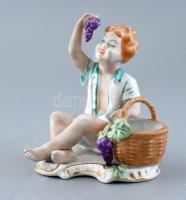 Román porcelán fiú szőlőfürttel, kézzel festett, jelzett, kopásnyomokkal, m: 14,5 cm
