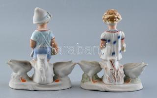 Román biszkvit porcelán fiú és lány, kézzel festett, jelzett, kopásnyomokkal, m: 21 cm