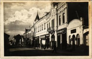 Csíkszereda, Mercurea Ciuc; Str. Bratianu utca, gyógyszertár, Agrár bank, Bakcsi üzlete, Szvoboda Miklós könyvnyomdája / street, bank, pharmacy, shops