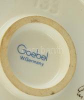 Goebel/Hummel kislány cicával, kézzel festett kerámia, jelzett, kis kopásnyomokkal, m: 12 cm