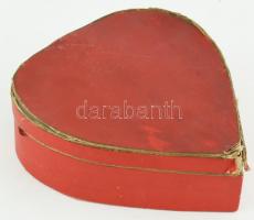Kovács Victor Szervita tér szív alakú papír süteményes doboz, kissé sérült. hozzá szalaggal.