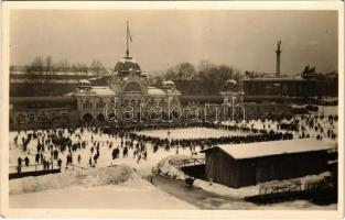 Budapest XIV. Budapesti Korcsolyázó Egylet műjégpályája télen, korcsolyaverseny középen négyszögletesen elkerítve az amatőröktől