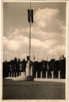 Sepsiszentgyörgy, Sfantu Gheorghe; "Így volt így lesz" címeres magyar zászló, országzászló, irredenta emlék / Irredenta statue, flags (fl)