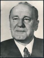 cca 1970 Kádár János (1912-1989) pártfőtitkár, nagyméretű publikált fotó, hátoldalon ragasztott papírkeményítéssel, 24×18 cm