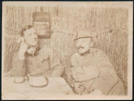 1915 Telefonbeszélgetés a frontvonalon, fotó, jó állapotban, 9×11,5 cm