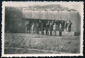 1940 Károly-vonalbeli erőd Örsipuszta (Erdély) környékén 1940. IX. 7-én, hátoldalon feliratozott fotó, 6×8,5 cm