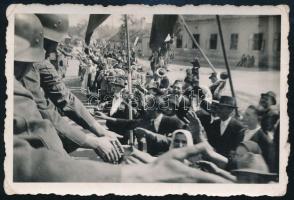 1940 Bevonulás egy erdélyi magyar faluba, hátoldalon feliratozott fotó, 6×8,5 cm
