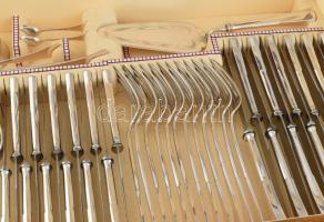 12 személyes ezüst (Ag) evőeszköz készlet, nettó: 4504 g., összesen 99 darab evőeszköz, vágott angol...