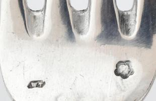 12 személyes ezüst (Ag) evőeszköz készlet, nettó: 4504 g., összesen 99 darab evőeszköz, vágott angol...