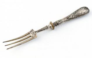 Ezüst (Ag) markolatú XIX. sz. húsvilla, fém felső résszel, dekoratív mintával, sérült, br. 93,4 g, h: 24,5 cm