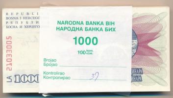 Bosznia-Hercegovina 1992. 1000D (95x) eredeti, de sérült banki kötegelővel, sorszámkövetők T:I-II Bosnia and Herzegovina 1992. 1000 Dinara (95x) with original but damaged wrapper, consecutive serials C:UNC-XF Krause P#15