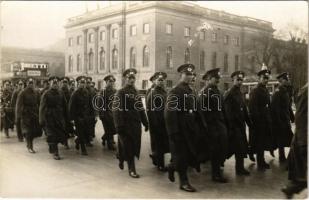 Román katonák menetelnek egy városban / Romanian soldiers marching on the streets. photo