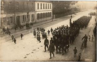 Román katonák menetelnek egy városban / Romanian soldiers marching on the streets. photo