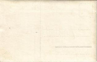 Román katonák menetelnek egy városban / Romanian soldiers marching on the streets. photo