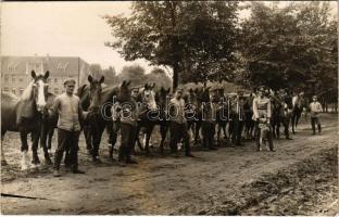 Román katonák egy városban / Romanian soldiers on the street. photo