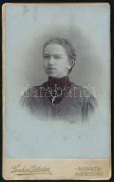 cca 1900 Fiatal nő portréja, keményhátú fotó Locker István műterméből, 6,5x9 cm