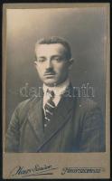 cca 1915 Férfi portréja, keményhátú fotó Nagy Sándor nagyszombati műterméből, 6x8,5 cm