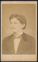 cca 1880 Férfi portréja, keményhátú fotó Poczekal János műterméből, 6x9 cm