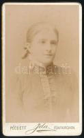 cca 1890 Fiatal nő portréja, keményhátú fotó Ida pécsi műterméből, 6x9,5 cm