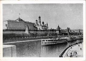 Moscow, Moscou; Hajók a Moszkva-folyón a Kreml falai alatt. Magyar-Szovjet Művelődési Társaság kiadása / Kremlin (EK)