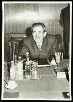 Aczél György (1917-1991) kommunista kultúrpolitikus, minisztert ábrázoló fotó, fotó Hámori Gyuláné, a hátoldalán pecséttel jelzett, 17x12 cm