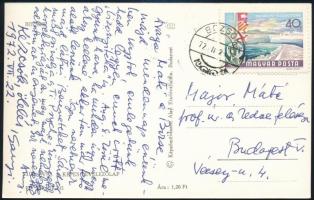 1972 Károlyi Amy (1909-2003) költő, műfordító és férje Weöres Sándor (1913-1989) költő üdvözlő sorai a Balatonról küldött képeslapon, Major Máté (1904-1986) Kossuth-díjas építész és felesége részére, Károlyi Amy saját kezű soraival és aláírásaival, valamint férje Weöres 'Sanyi' saját kezű aláírásával: "Kézcsók, ölelés, Sanyi. 1972. VII. 22."