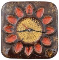 Iparművész mázas kerámia fali óra, jelzett, kis karcolásokkal, mázhibával, hibás modern óraszerkezettel, 23x23 cm