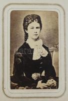 cca 1860-70 2 db osztrák fotó album női és férfi portrékkal, egyikben Erzsébet királyné (Sisi) portréjával, össz 49 db vintage vizitkártya méretű fotó. Korabeli bőrkötésű, réz veretes, sérült albumokban